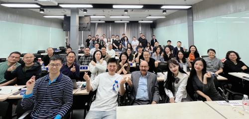 对外经济贸易大学中法诺欧零售管理硕士项目成功举办“AI驱动零售变革” 专题学术讲座教授与学生课堂合影 对外经济贸易大学中法诺欧零售管理硕士项目成功举办“AI驱动零售变革” 专题学术讲座教授与学生课堂合影