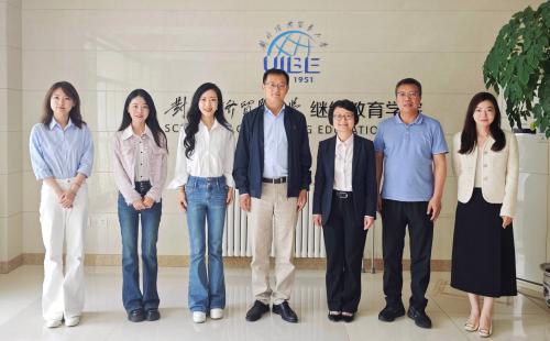 对外经济贸易大学中法诺欧零售硕士项目中法沟通座谈会中参会人员合影留念 对外经济贸易大学中法诺欧零售硕士项目中法沟通座谈会中参会人员合影留念
