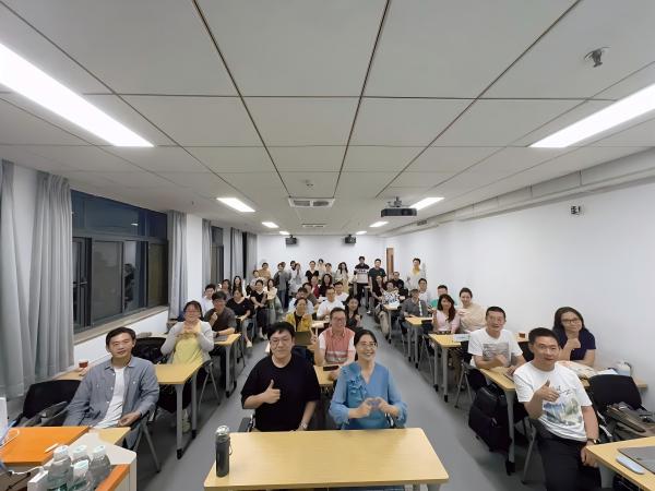 对外经济贸易大学中法巴黎一大企业管理硕士项目学术讲座师生合影留念 对外经济贸易大学中法巴黎一大企业管理硕士项目学术讲座师生合影留念