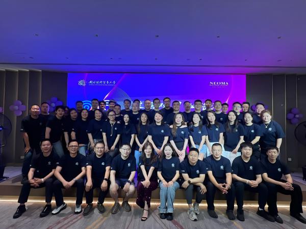 对外经济贸易大学与法国诺欧商学院合作举办的零售管理硕士项目双班联动合影 对外经济贸易大学与法国诺欧商学院合作举办的零售管理硕士项目双班联动合影