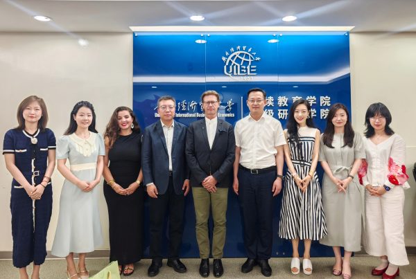对外经济贸易大学与法国诺欧商学院合作举办的零售管理硕士项目中法交流座谈会合照
