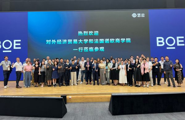 对外经济贸易大学与法国诺欧商学院合作举办零售管理硕士项目联合法国诺欧商学院EMBA（上海、巴黎）项目学生及教授合影