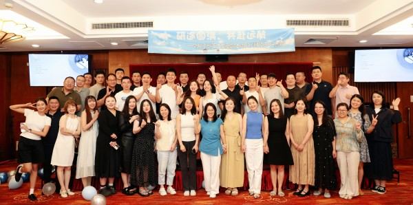 对外经济贸易大学与法国诺欧商学院合作举办零售管理硕士项目31班结业纪念晚会师生合影